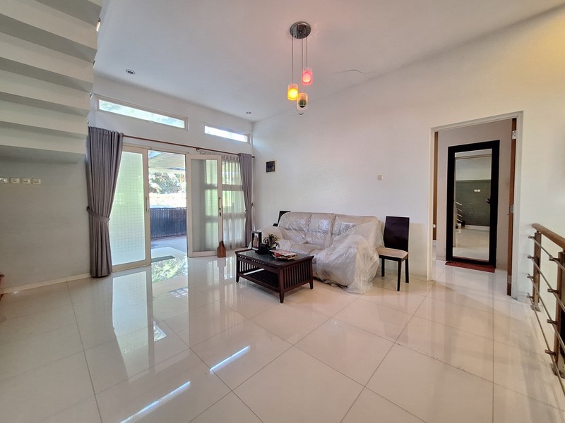 Rumah 3 Lantai dalam Komplek dekat Tol Brigif