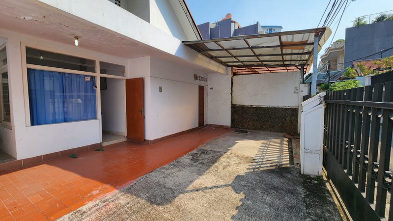 Dijual Rumah Lama di Benhil (Bendungan Hilir), Dekat Sudirman, Gatot Subroto. Cocok untuk dibangun Kost2an