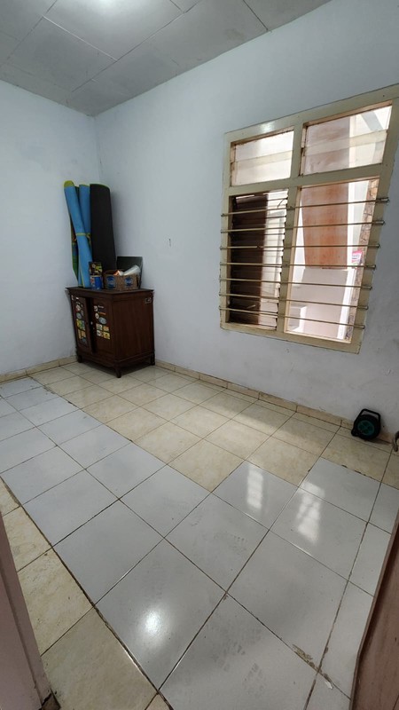 Dijual Rumah Lama di Benhil (Bendungan Hilir), Dekat Sudirman, Gatot Subroto. Cocok untuk dibangun Kost2an