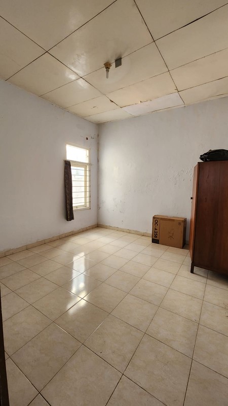 Dijual Rumah Lama di Benhil (Bendungan Hilir), Dekat Sudirman, Gatot Subroto. Cocok untuk dibangun Kost2an