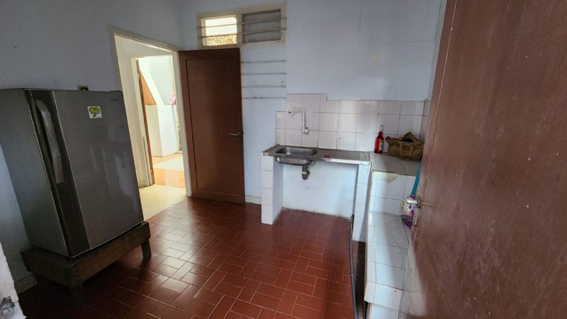 Dijual Rumah Lama di Benhil (Bendungan Hilir), Dekat Sudirman, Gatot Subroto. Cocok untuk dibangun Kost2an