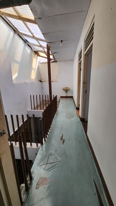 Dijual Rumah Lama di Benhil (Bendungan Hilir), Dekat Sudirman, Gatot Subroto. Cocok untuk dibangun Kost2an