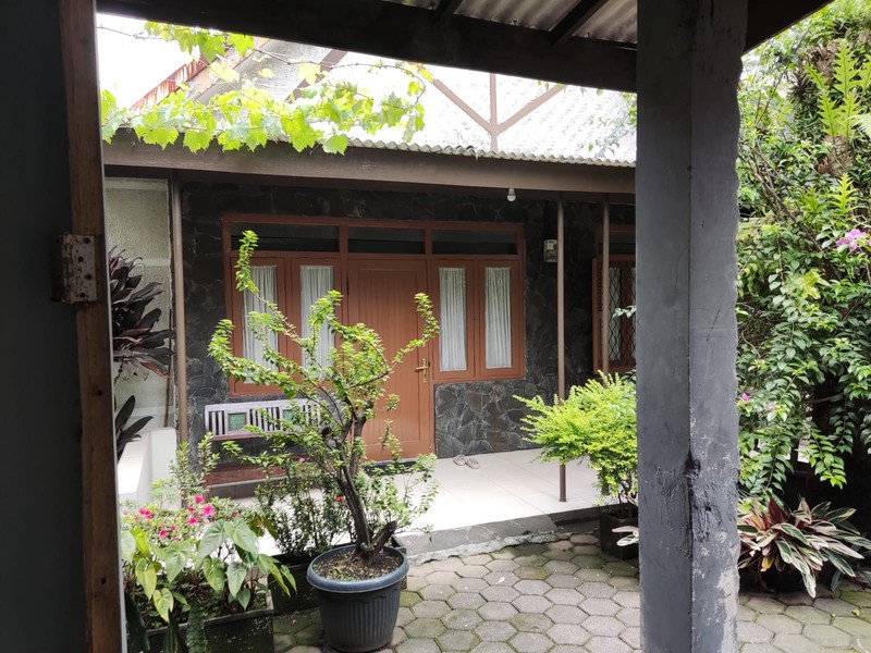 STRATEGIS! Tanah Luas Plus Bangunan di Otto Iskandardinata, Bandung!