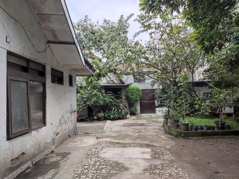 STRATEGIS! Tanah Luas Plus Bangunan di Otto Iskandardinata, Bandung!