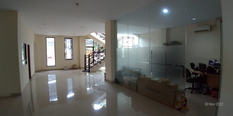 Gedung 3 Lantai Selangkah dari Bintaro dengan Parkir Luas