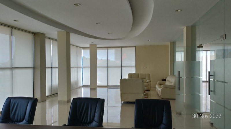 Gedung 3 Lantai Selangkah dari Bintaro dengan Parkir Luas