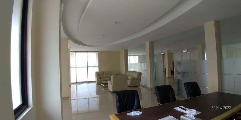 Gedung 3 Lantai Selangkah dari Bintaro dengan Parkir Luas