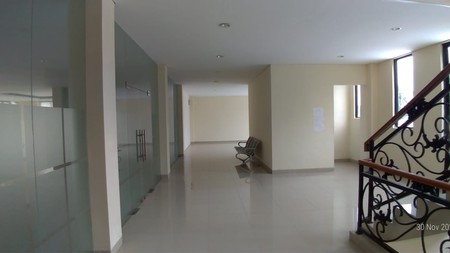 Gedung 3 Lantai Selangkah dari Bintaro dengan Parkir Luas