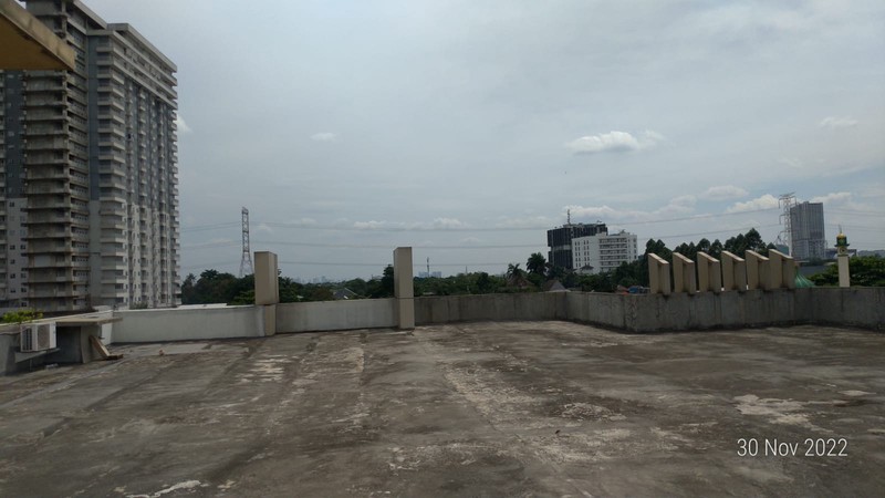 Gedung 3 Lantai Selangkah dari Bintaro dengan Parkir Luas