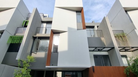Rumah Townhouse Baru belum di huni 10 menit dari Plaza Bintaro dan Mitra Keluarga Bintaro