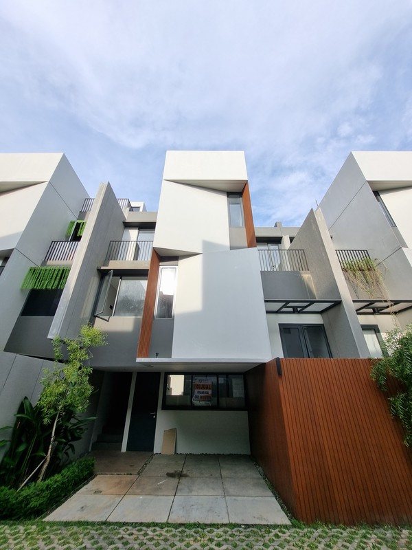 Rumah Townhouse Baru belum di huni 10 menit dari Plaza Bintaro dan Mitra Keluarga Bintaro