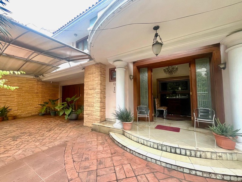 Rumah Cantik Luas 3 Lantai + Rooftop dengan LT 800 LB 1200 dan ada Kolam Renang @Bintaro Sektor 1