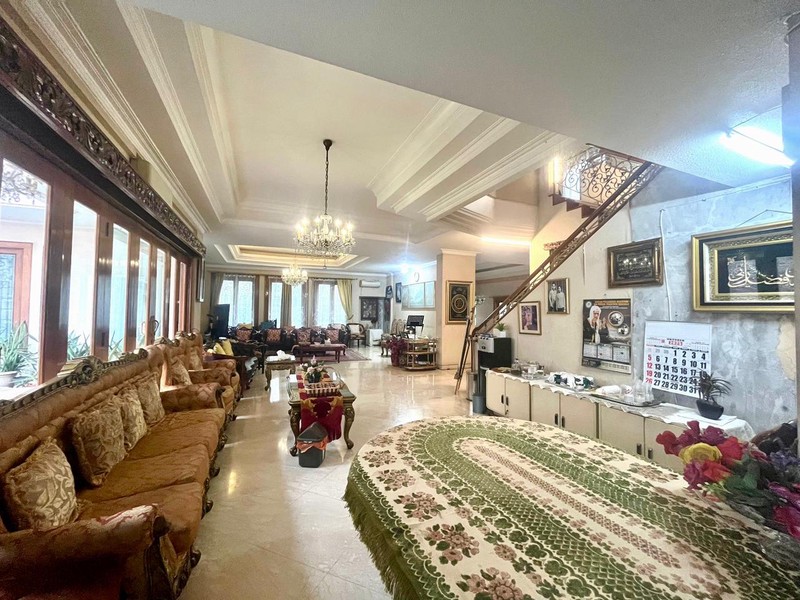 Rumah Cantik Luas 3 Lantai + Rooftop dengan LT 800 LB 1200 dan ada Kolam Renang @Bintaro Sektor 1