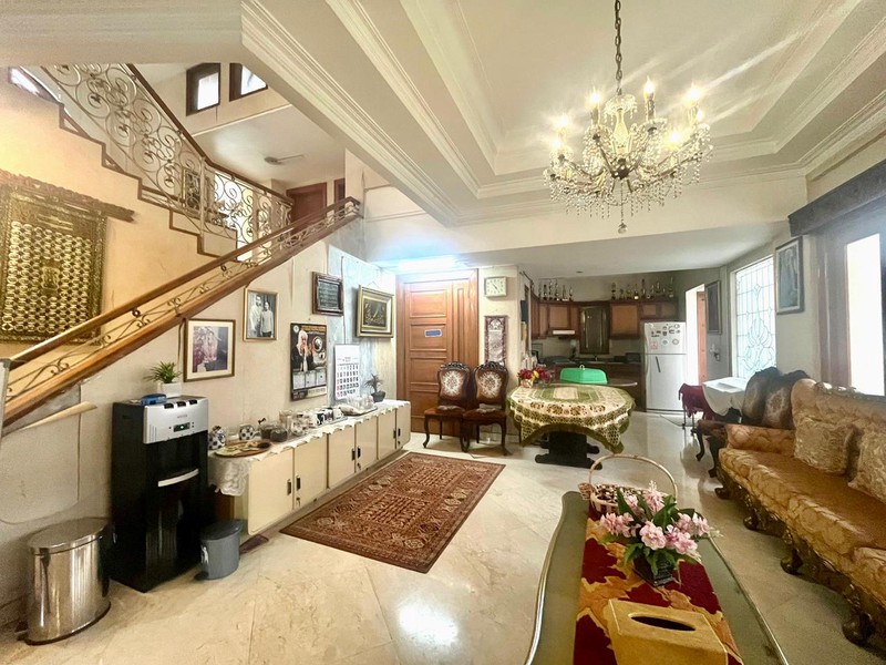 Rumah Cantik Luas 3 Lantai + Rooftop dengan LT 800 LB 1200 dan ada Kolam Renang @Bintaro Sektor 1