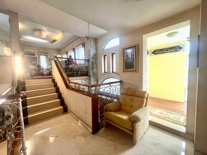 Rumah Cantik Luas 3 Lantai + Rooftop dengan LT 800 LB 1200 dan ada Kolam Renang @Bintaro Sektor 1