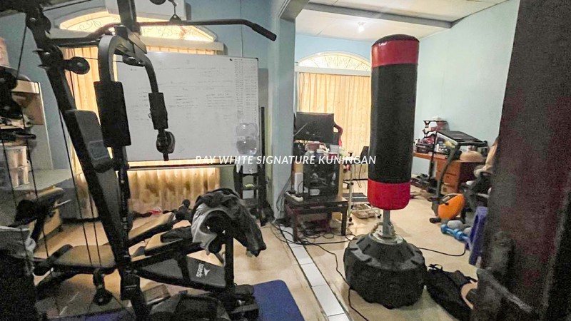 Rumah Lama Sudah direnovasi dan Terawat di Rempoa, Dekat Pondok Indah!