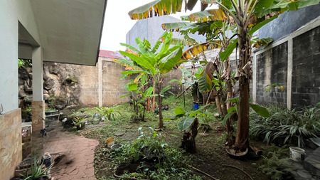 RUMAH DENGAN LT  302 sqm ADA KEBUN