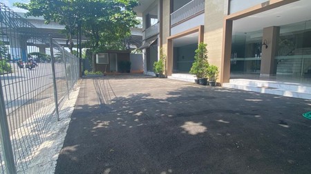 Gedung lokasi strategis, parkir luas, terdapat Basement