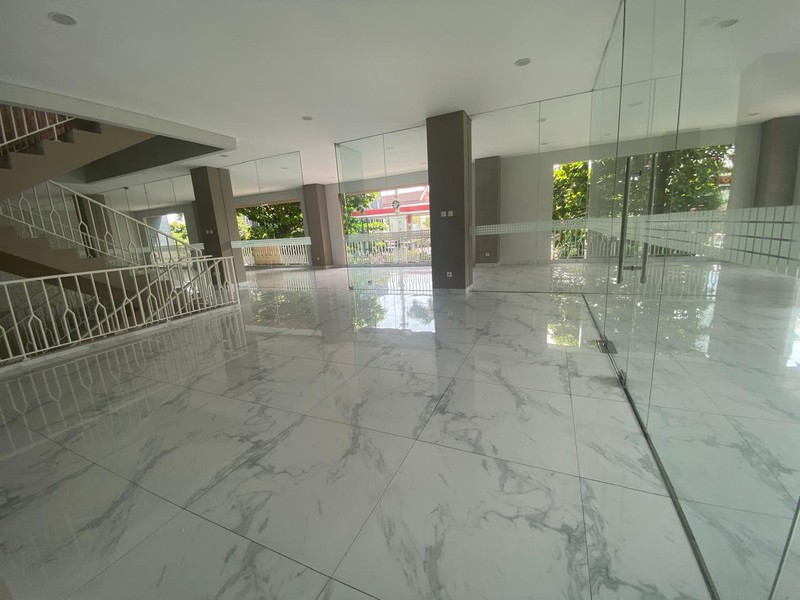 Gedung lokasi strategis, parkir luas, terdapat Basement