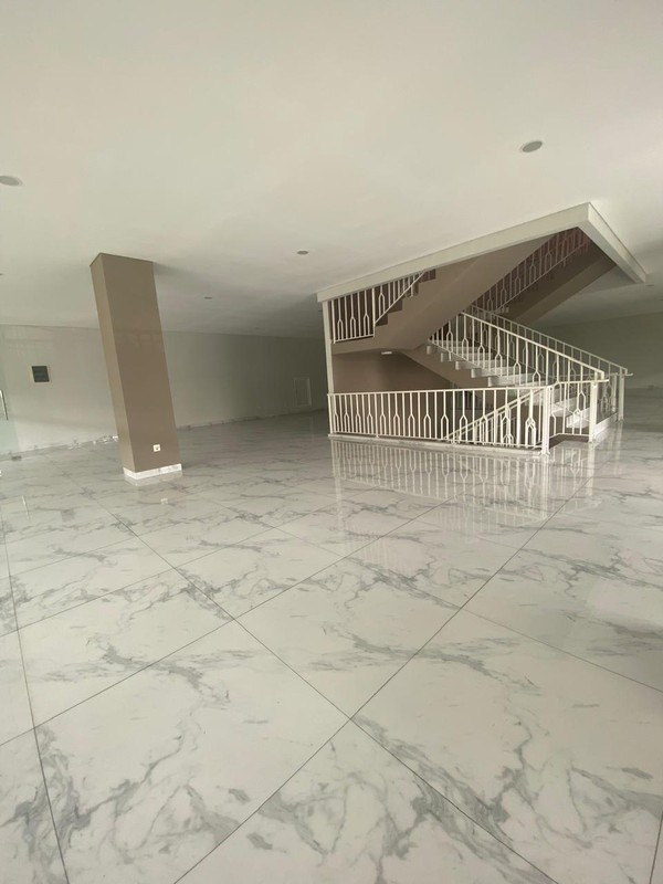 Gedung lokasi strategis, parkir luas, terdapat Basement