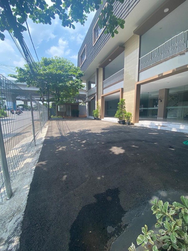 Gedung lokasi strategis, parkir luas, terdapat Basement.