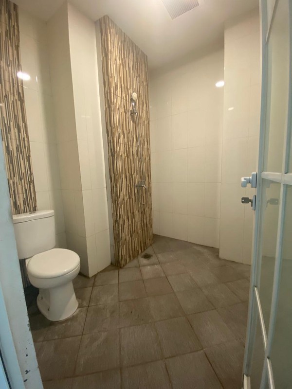 Gedung lokasi strategis, parkir luas, terdapat Basement.