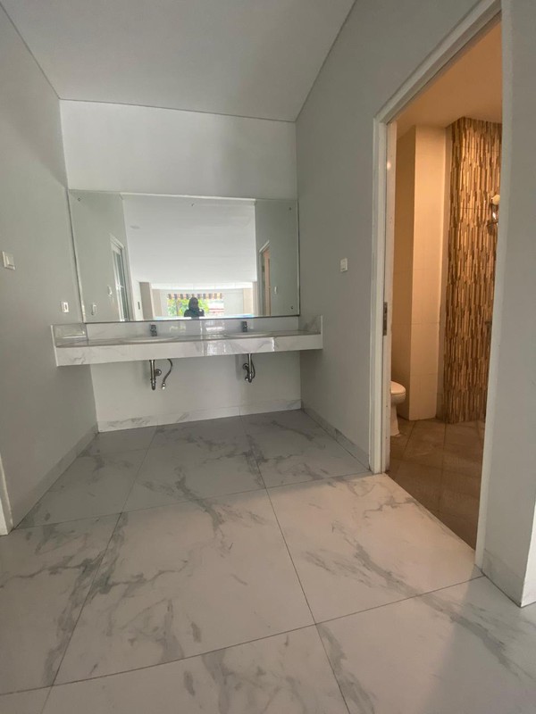 Gedung lokasi strategis, parkir luas, terdapat Basement.