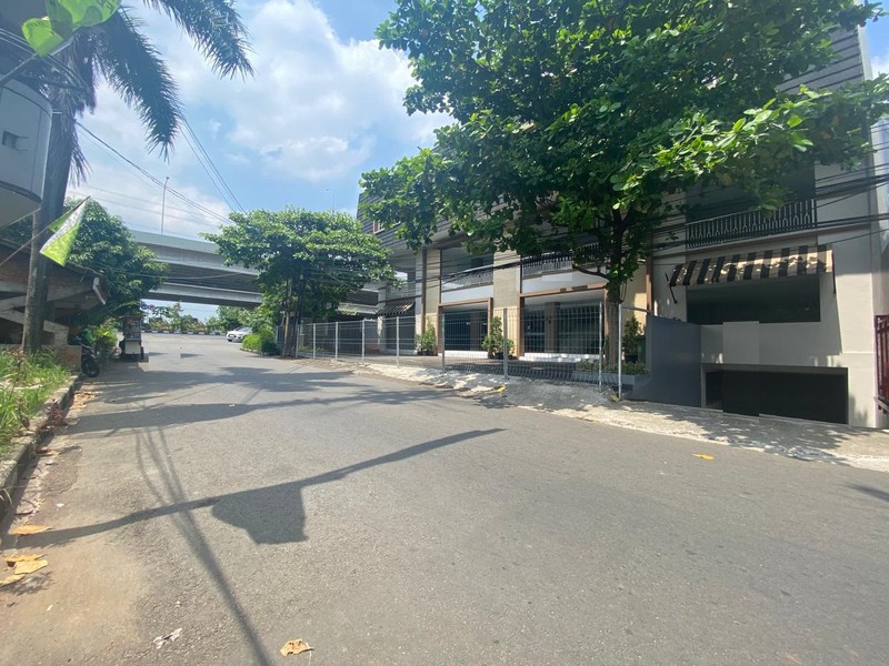 Gedung lokasi strategis, parkir luas, terdapat Basement.