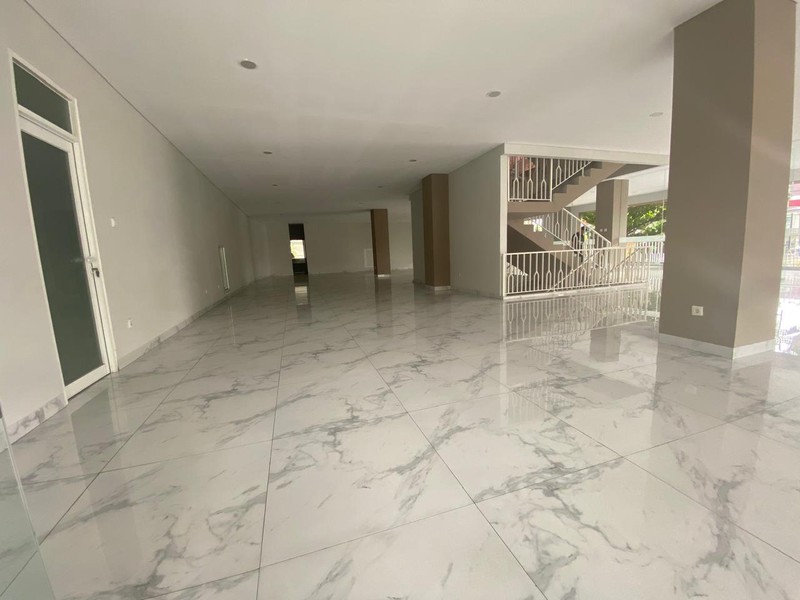 Gedung lokasi strategis, parkir luas, terdapat Basement.