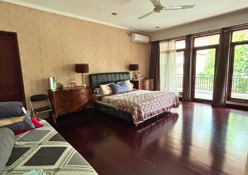 Rare Listing di Jalan Benda Atas Kemang area ! Rumah Luxury 1.026m2 dengan Kolam Renang & 7 Kamar Tidur