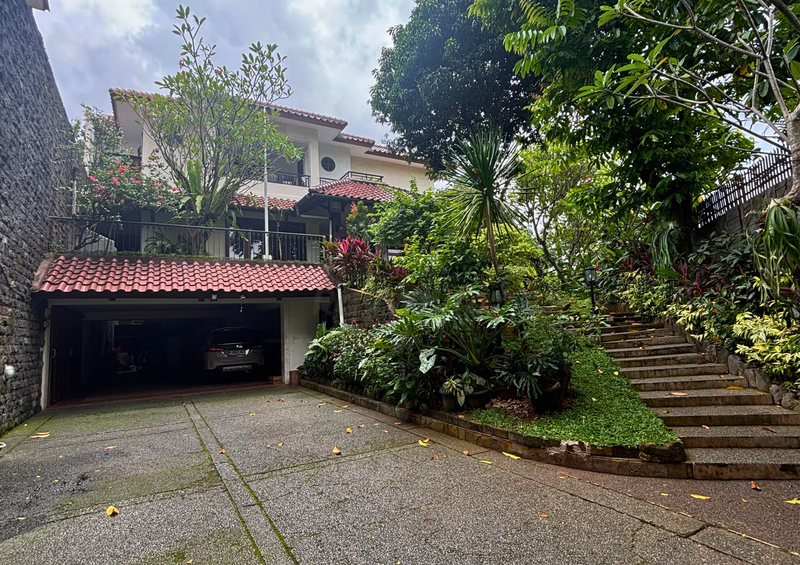 Rare Listing di Jalan Benda Atas Kemang area ! Rumah Luxury 1.026m2 dengan Kolam Renang & 7 Kamar Tidur