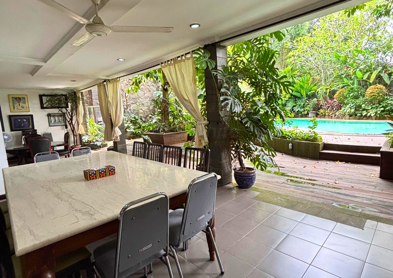 Rare Listing di Jalan Benda Atas Kemang area ! Rumah Luxury 1.026m2 dengan Kolam Renang & 7 Kamar Tidur
