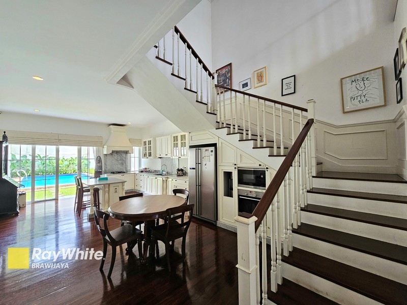 Rumah di Pekayon, Pejaten Barat, Jakarta Selatan, dekat Mal Pejaten Village, bebas banjir