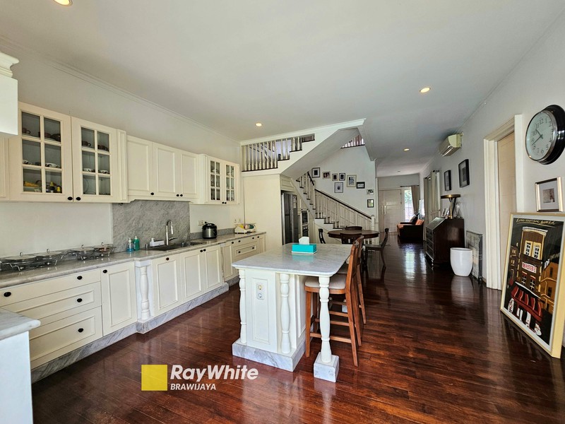 Rumah di Pekayon, Pejaten Barat, Jakarta Selatan, dekat Mal Pejaten Village, bebas banjir