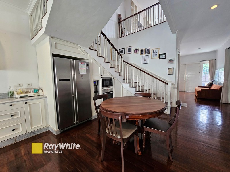 Rumah di Pekayon, Pejaten Barat, Jakarta Selatan, dekat Mal Pejaten Village, bebas banjir