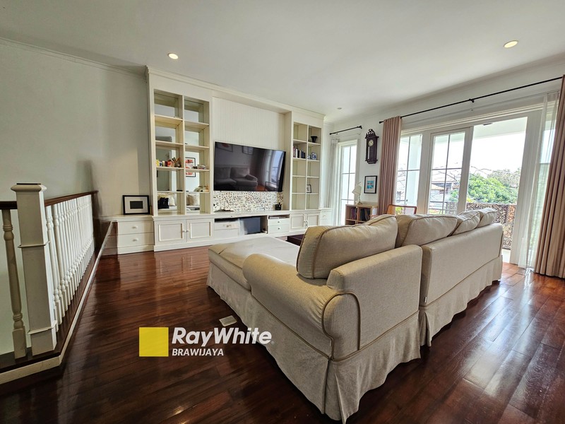 Rumah di Pekayon, Pejaten Barat, Jakarta Selatan, dekat Mal Pejaten Village, bebas banjir