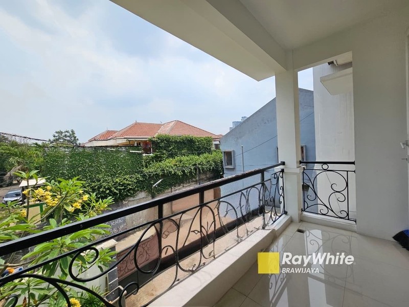 Rumah di Pekayon, Pejaten Barat, Jakarta Selatan, dekat Mal Pejaten Village, bebas banjir