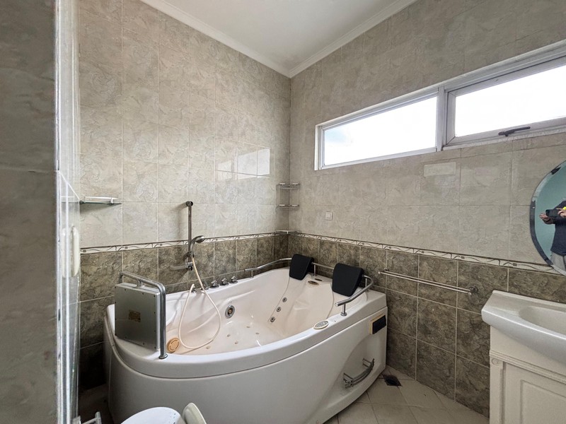 Rumah Besar, Hoek di Kota Wisata Cibubur