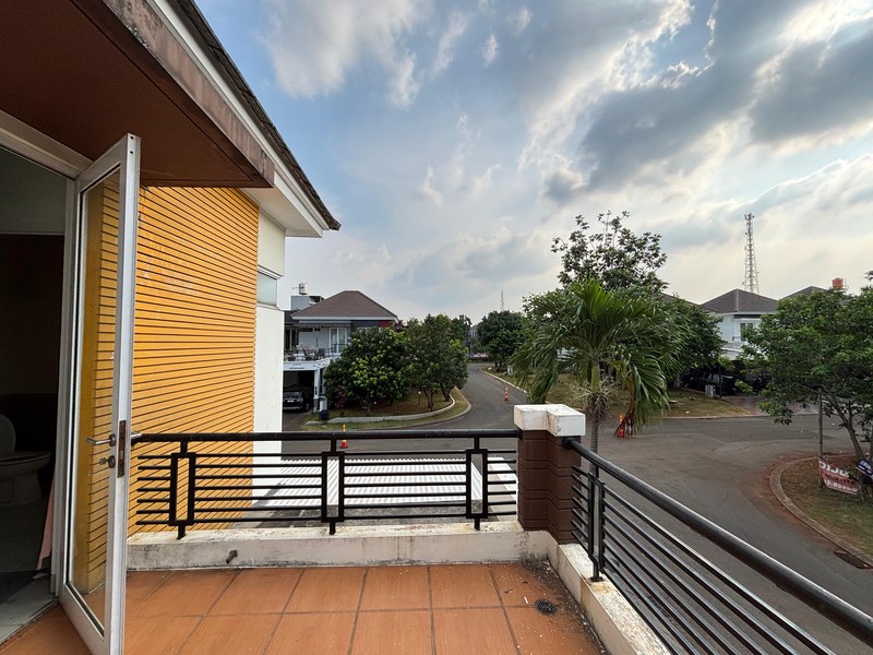 Rumah Besar, Hoek di Kota Wisata Cibubur