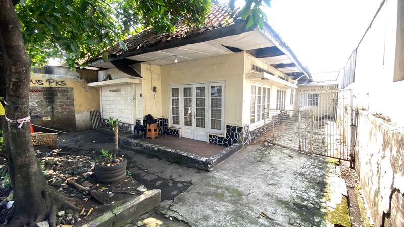 Dijual Rumah Tua Hitung Tanah di Jalan Raya Bogor - Harga di bawah NJOP!