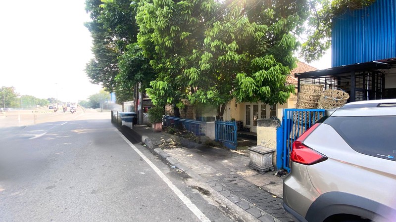 Dijual Rumah Tua Hitung Tanah di Jalan Raya Bogor - Harga di bawah NJOP!