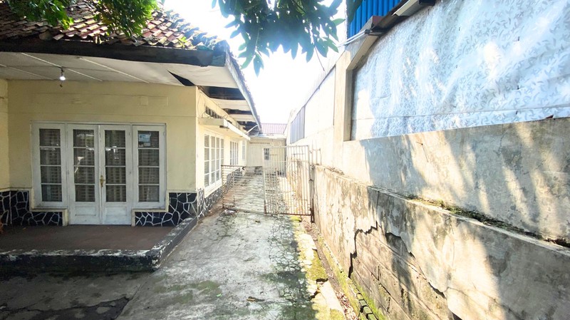 Dijual Rumah Tua Hitung Tanah di Jalan Raya Bogor - Harga di bawah NJOP!