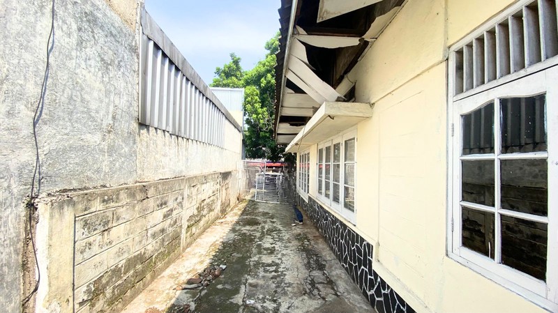 Dijual Rumah Tua Hitung Tanah di Jalan Raya Bogor - Harga di bawah NJOP!
