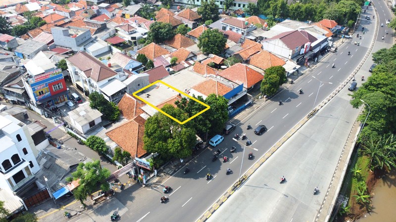 Dijual Rumah Tua Hitung Tanah di Jalan Raya Bogor - Harga di bawah NJOP!