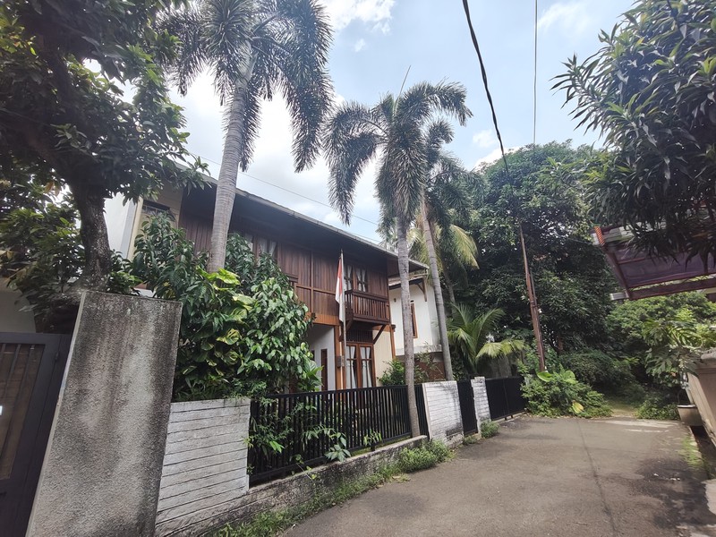 Dijual Cepat! Rumah Luas Lokasi Strategis dan Nyaman di Pejaten - Pasar Minggu Jakarta Selatan