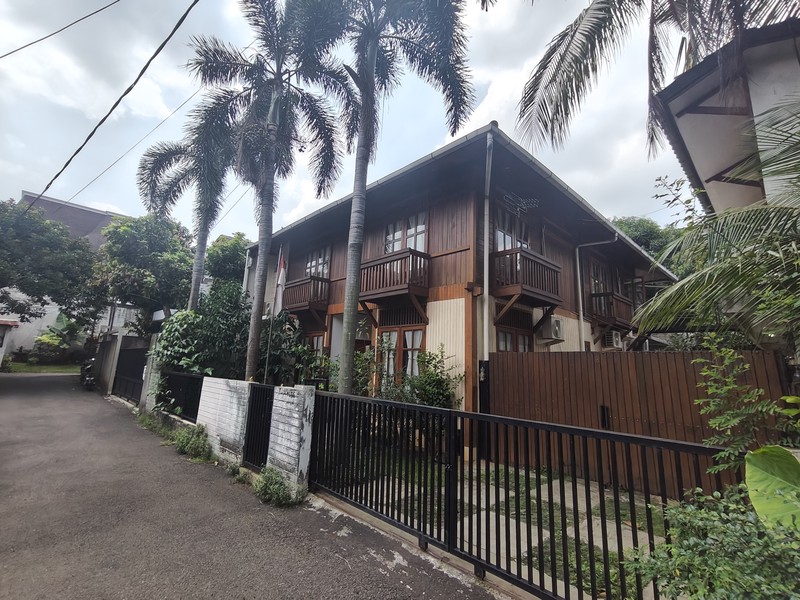 Dijual Cepat! Rumah Luas Lokasi Strategis dan Nyaman di Pejaten - Pasar Minggu Jakarta Selatan