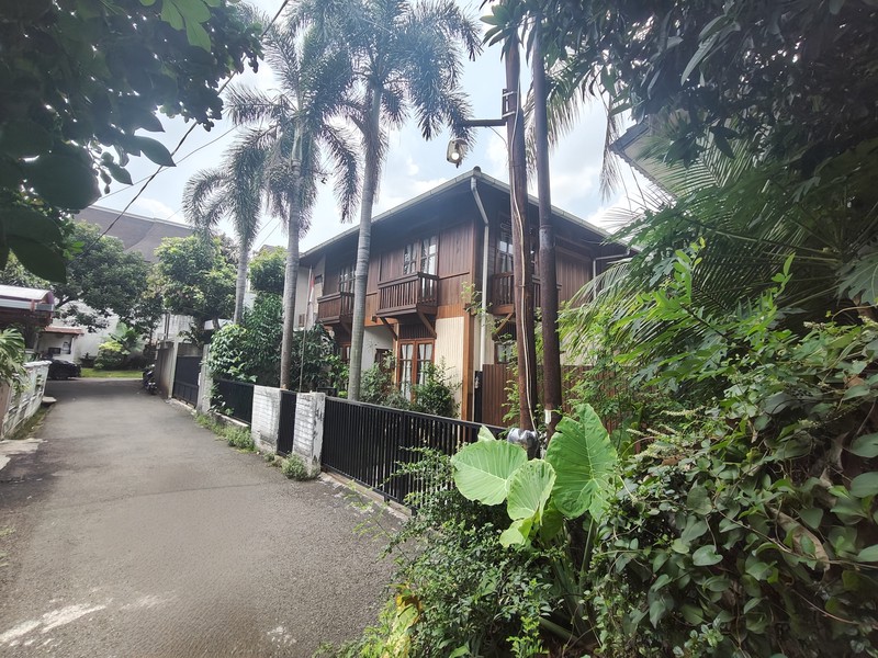 Dijual Cepat! Rumah Luas Lokasi Strategis dan Nyaman di Pejaten - Pasar Minggu Jakarta Selatan