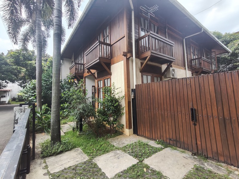 Dijual Cepat! Rumah Luas Lokasi Strategis dan Nyaman di Pejaten - Pasar Minggu Jakarta Selatan