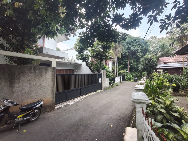 Dijual Cepat! Rumah Luas Lokasi Strategis dan Nyaman di Pejaten - Pasar Minggu Jakarta Selatan