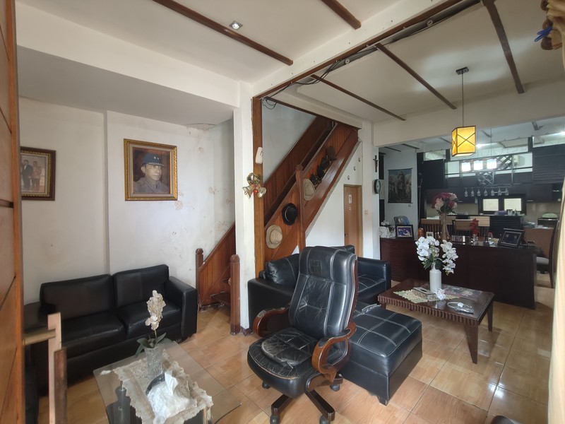 Dijual Cepat! Rumah Luas Lokasi Strategis dan Nyaman di Pejaten - Pasar Minggu Jakarta Selatan